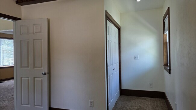 Building Photo - Large 2 bedroom Duplex- LOWER