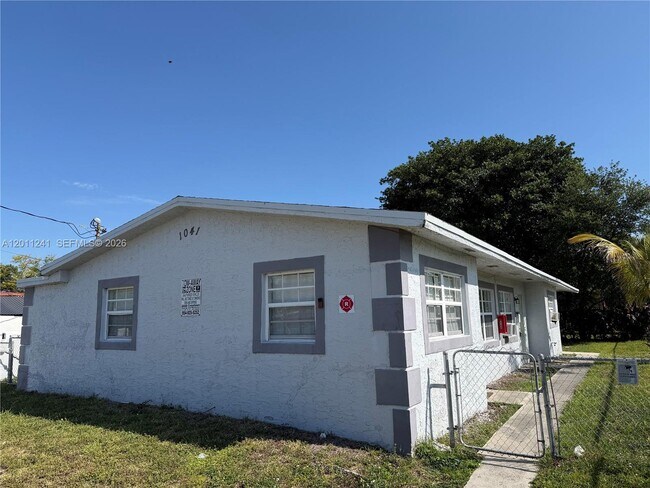 Building Photo - 1041 NW 7th Ct