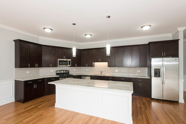 Building Photo - 520 N Western Ave