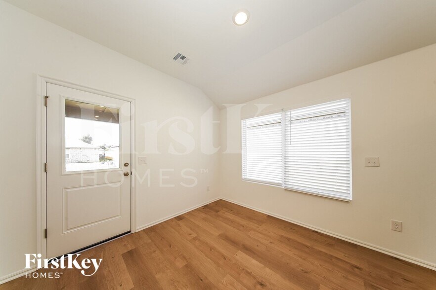 Building Photo - 441 Labelle Ln