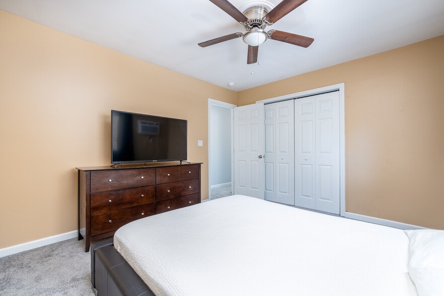 Building Photo - 15 Lake Dr