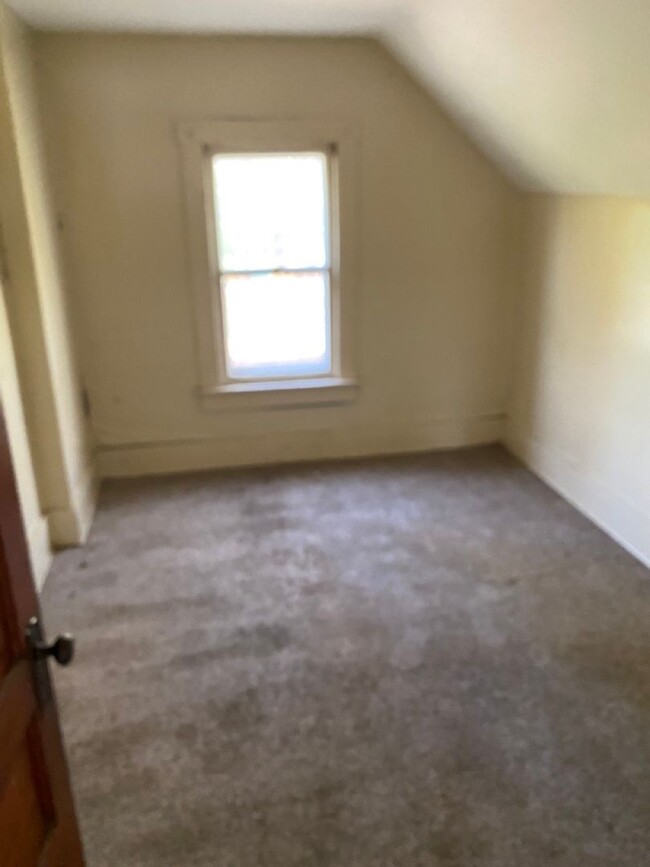 Building Photo - Spacious 3-Bedroom Home for Lease in Akron