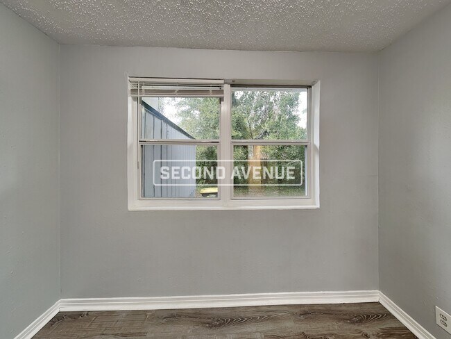 Building Photo - 7333 Roslyn RD