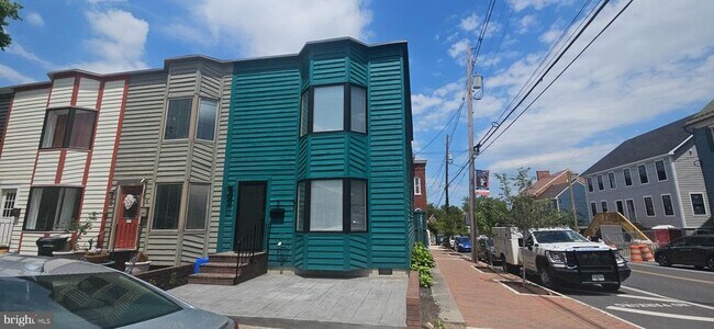 Building Photo - 2 W Monmouth St