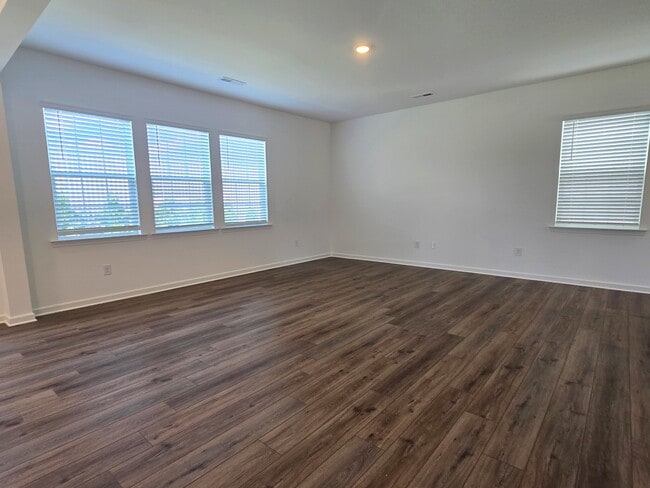 Building Photo - 5525 Hydrangea St