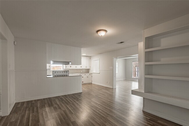 Building Photo - 1819 Ave Q