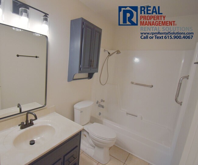 Building Photo - Adorable, updated 2BD 2BA duplex! Washer/dryer included and large fenced-in back yard!