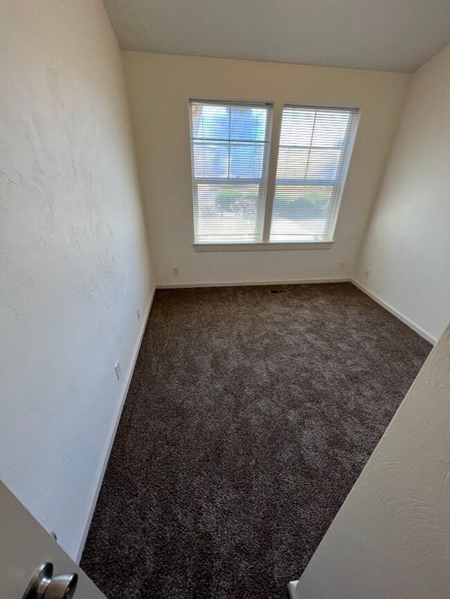 Building Photo - 4 Bedroom, 2 bathroom home located in Rive...