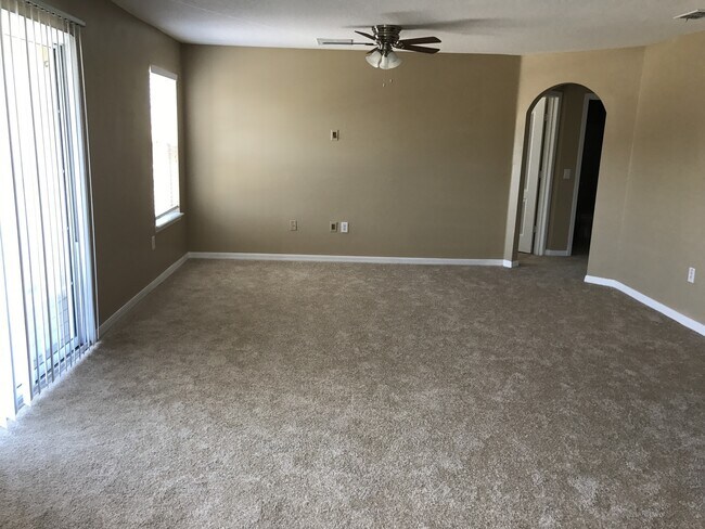 Building Photo - Great 2 Bedroom 2 Bath Home located in the...