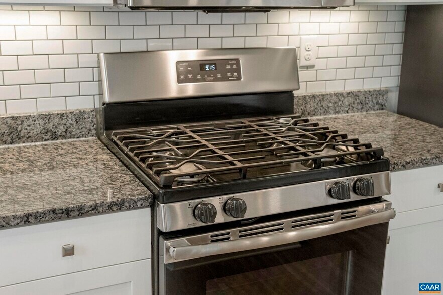 A chef's gourmet kitchen with stainless appliances - 3007 Sun Valley Dr