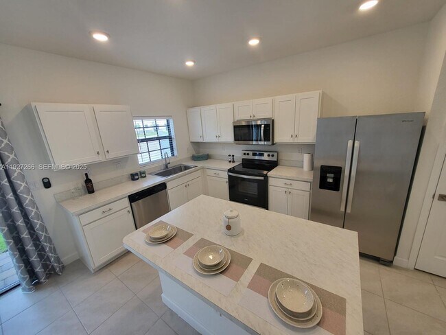 Building Photo - 1137 SW 6th Ct