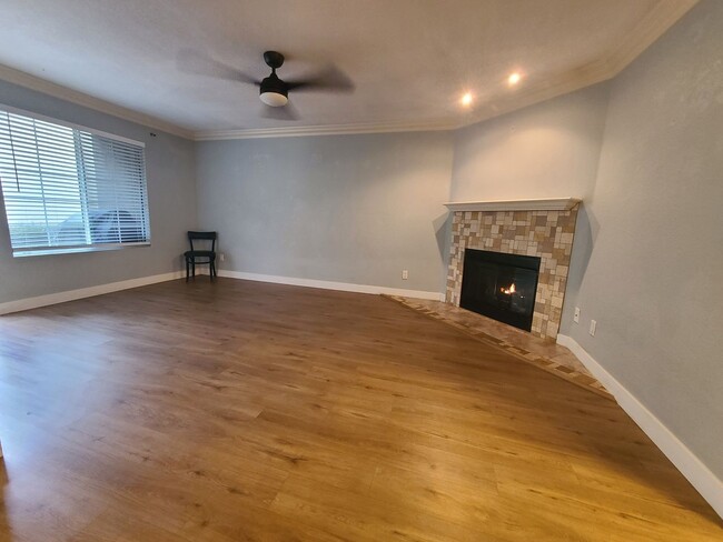 Building Photo - 2 bed 1.5 baths in College area.