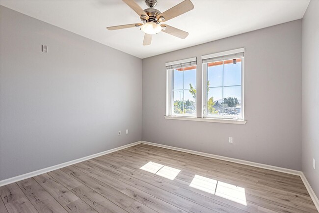 Building Photo - Light and Bright 1 Bedroom Condo with Park...