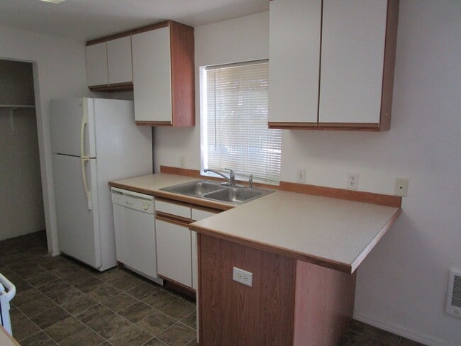 Building Photo - End Unit in Triplex Near Golf Course on Cu...