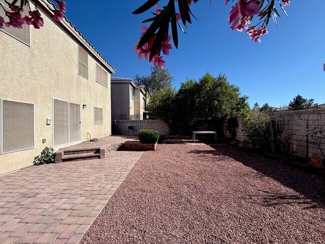 Building Photo - Well-Maintained 2-Story Home with Function...