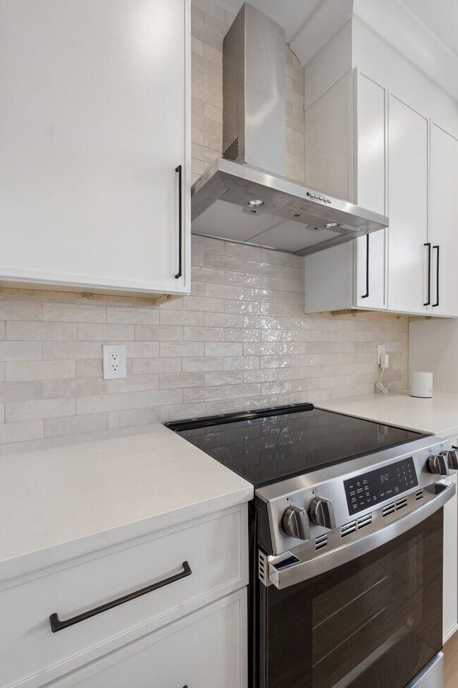 Building Photo - 1518 N Darien St