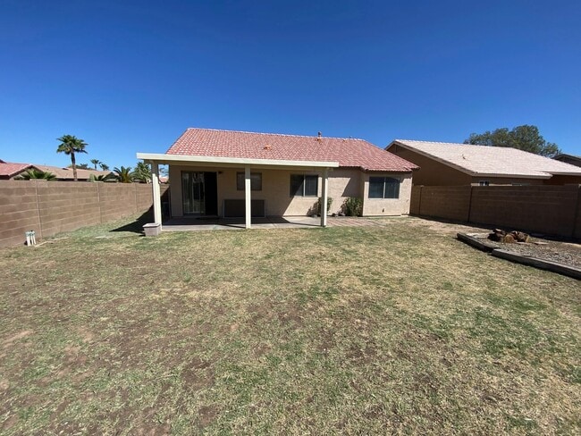 Building Photo - Close to community amenities!