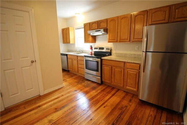 Building Photo - 151 Quaker Ln S