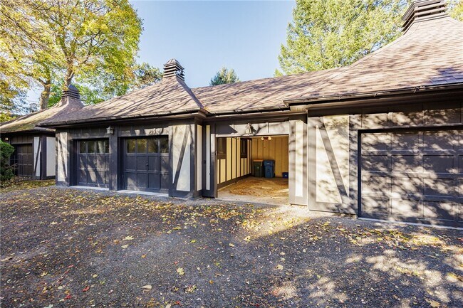 Building Photo - 901 East Ave