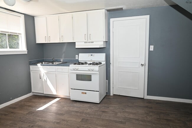 Building Photo - 1110 Rosemary Dr