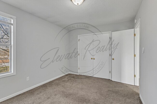 Building Photo - Three Bedroom, Two Level Duplex for Rent!