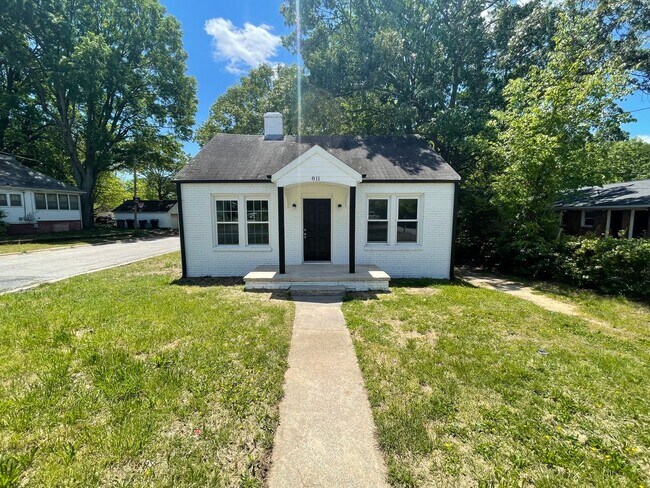 Building Photo - Freshly renovated 3 Bed 1 Bath Home Near UNCG!