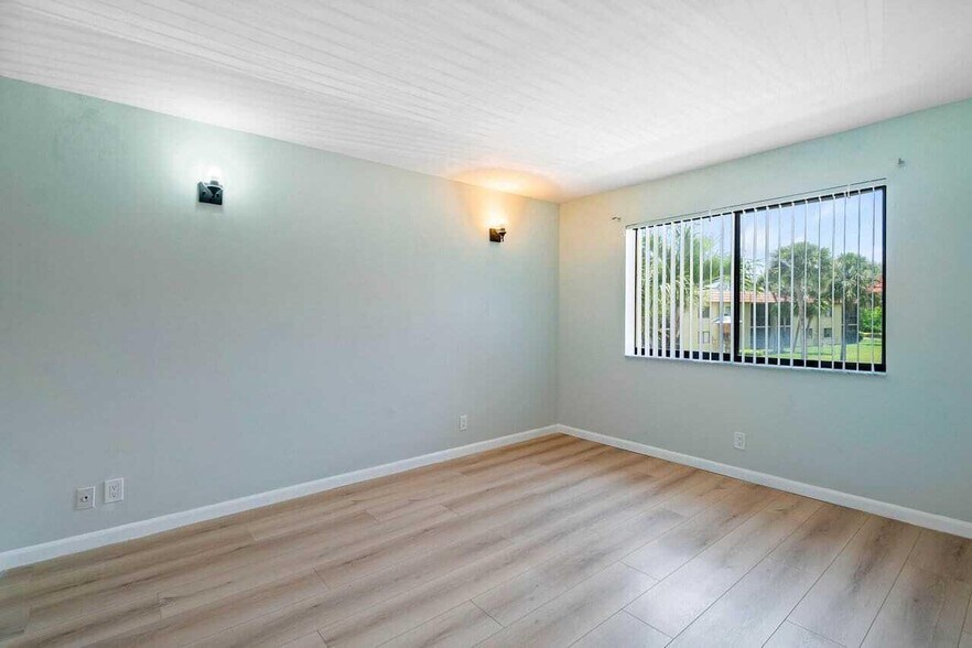 Building Photo - 341 Lakeview Dr