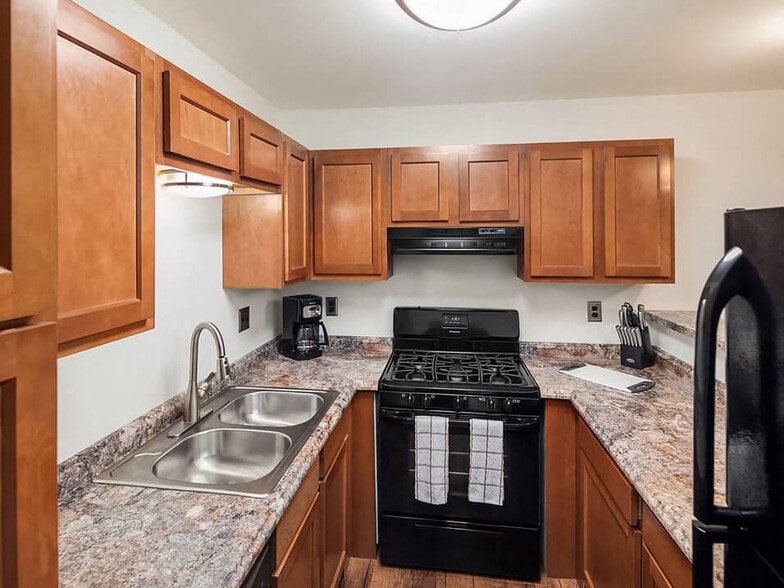Granite-Style Countertops - Forest Pointe