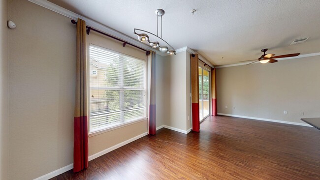 Building Photo - Beautiful 2 bedroom 1 bathrrom condo in Vi...