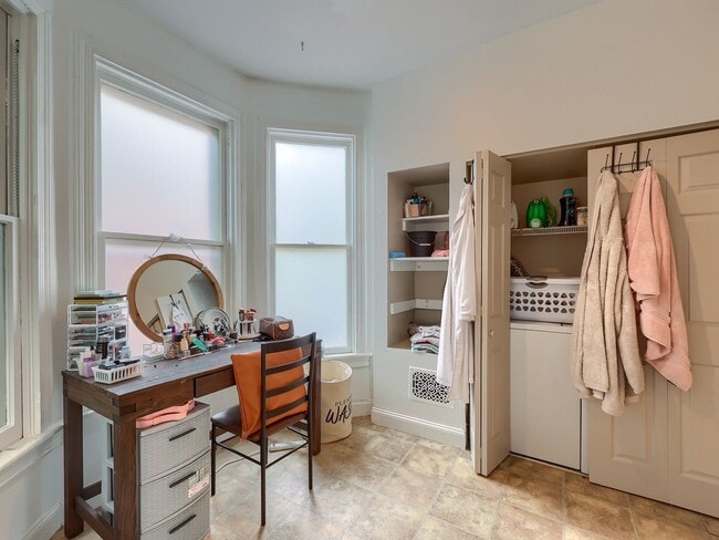 Building Photo - Large Updated 4 BR Home!