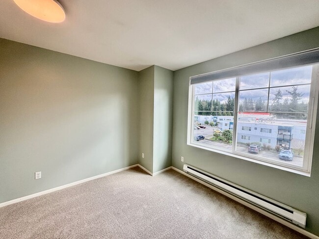Building Photo - Everett Townhouse