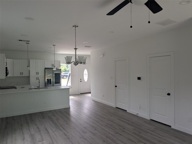 Building Photo - 7813 Hirsch Rd