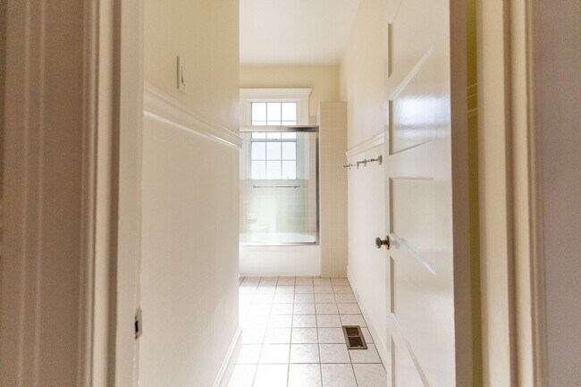 Building Photo - Large updated 2 bedroom, walk to Downtown,...