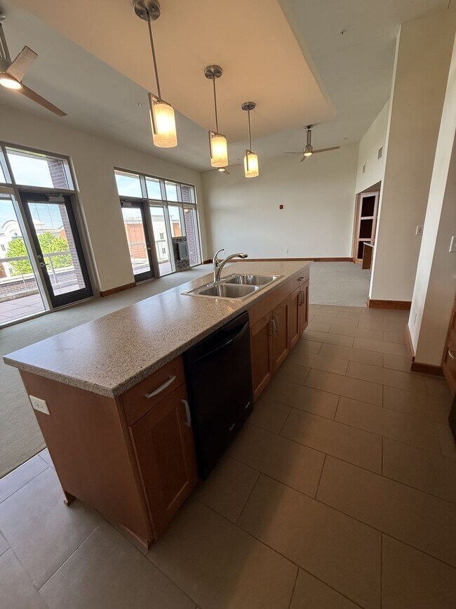 Building Photo - Luxury Apartment
