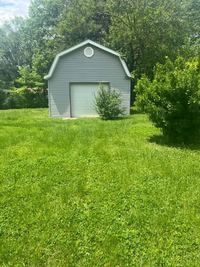 Building Photo - HUGE SHOP!  Updated 3 bedroom home in great location close to Mercy