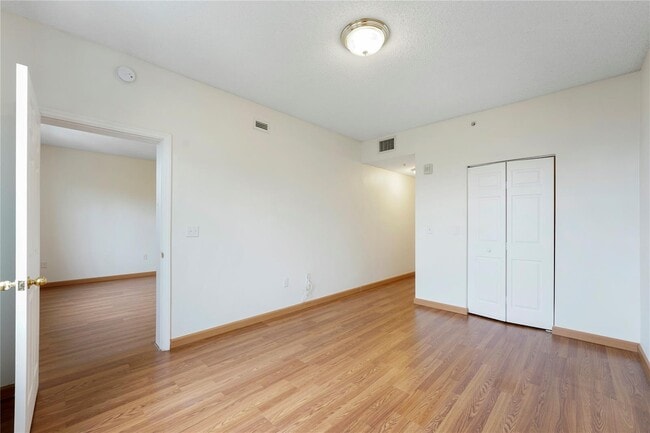 Building Photo - 533 NE 3rd Ave