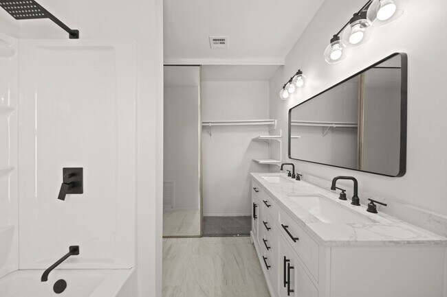 Building Photo - 11650 Village Pl Dr