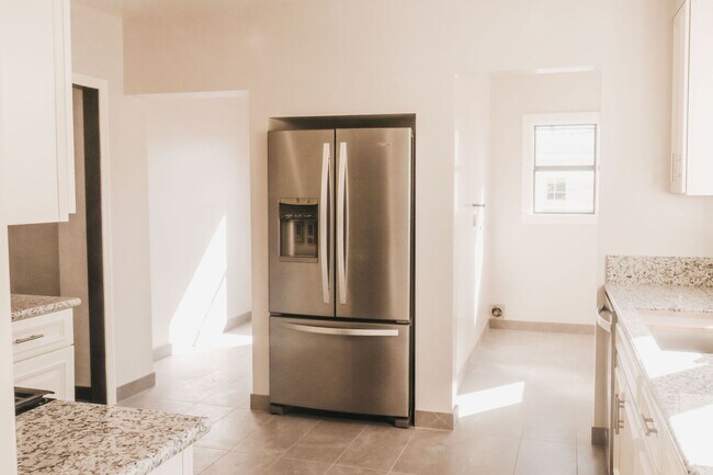 Building Photo - Belmont Shores Beachside Living – 3 Bed / 2 Bath