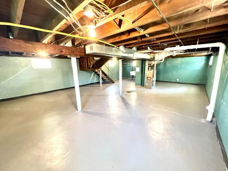 Building Photo - 1823 Sundale Ave