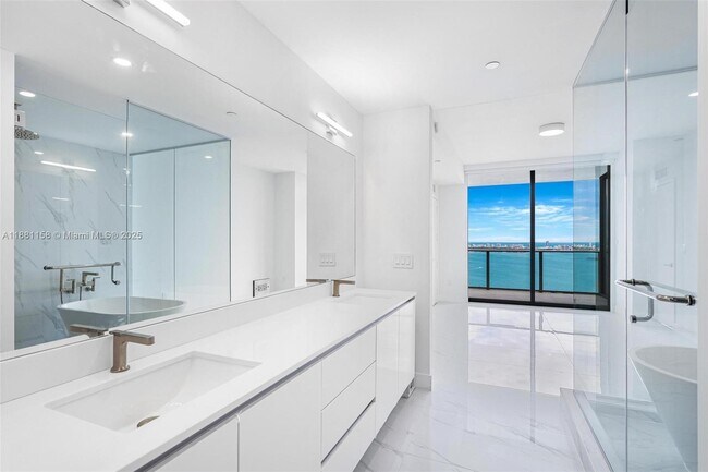 Building Photo - 700 NE 24th St