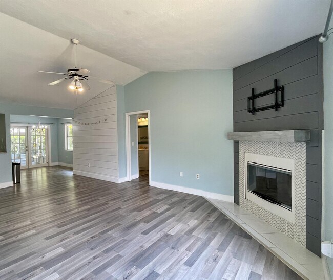 Building Photo - 5610 29th St Cir E