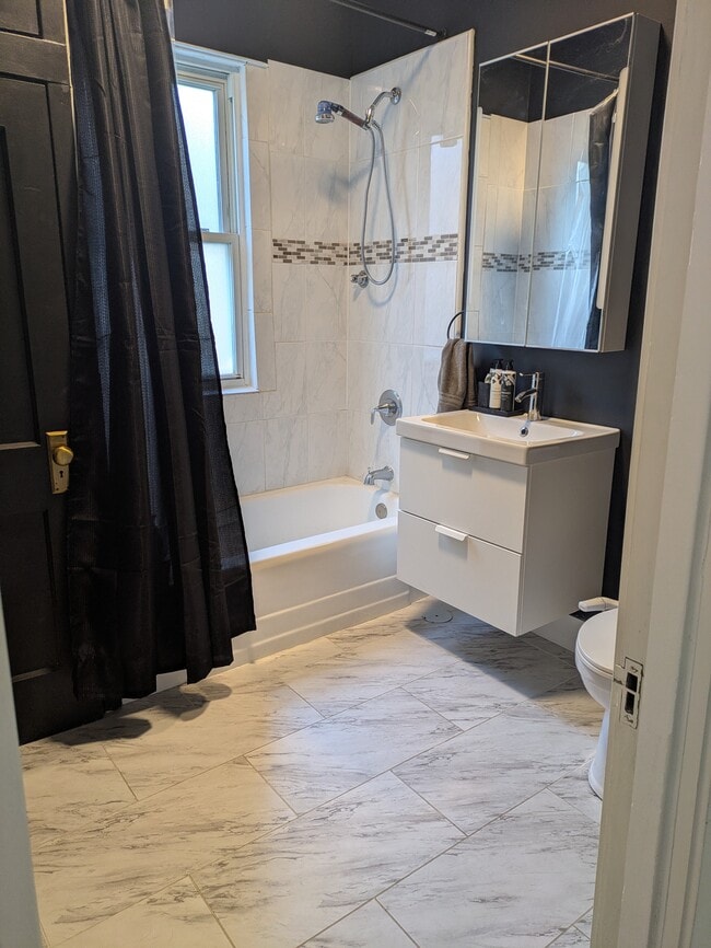 Building Photo - 2506 N Avers Ave