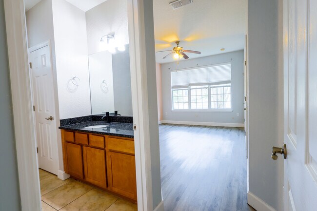 Building Photo - 2508 SW 35th Pl