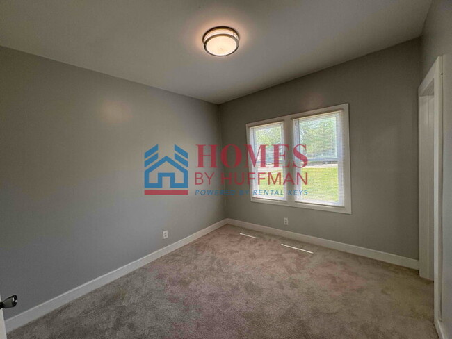 Building Photo - Two Bedroom House | Updated Unit