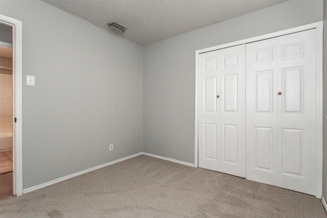 Building Photo - 2121 Travis Dr