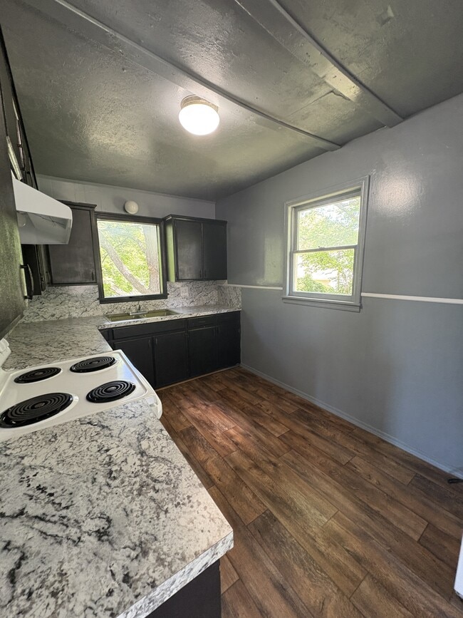 Building Photo - 522 S Stonewall Ave