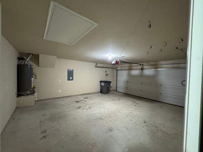 Building Photo - Beautiful Spacious 4 Bedroom Home