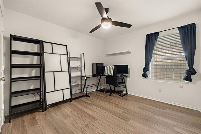 Building Photo - 424 Sebring Cir