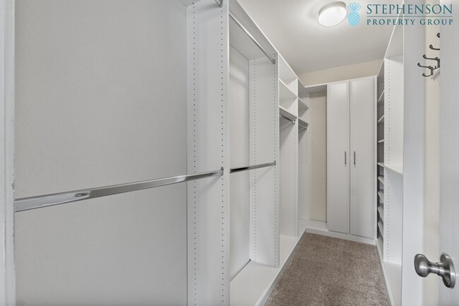 Building Photo - Freshly Remodeled 5 Bedroom with Primary B...