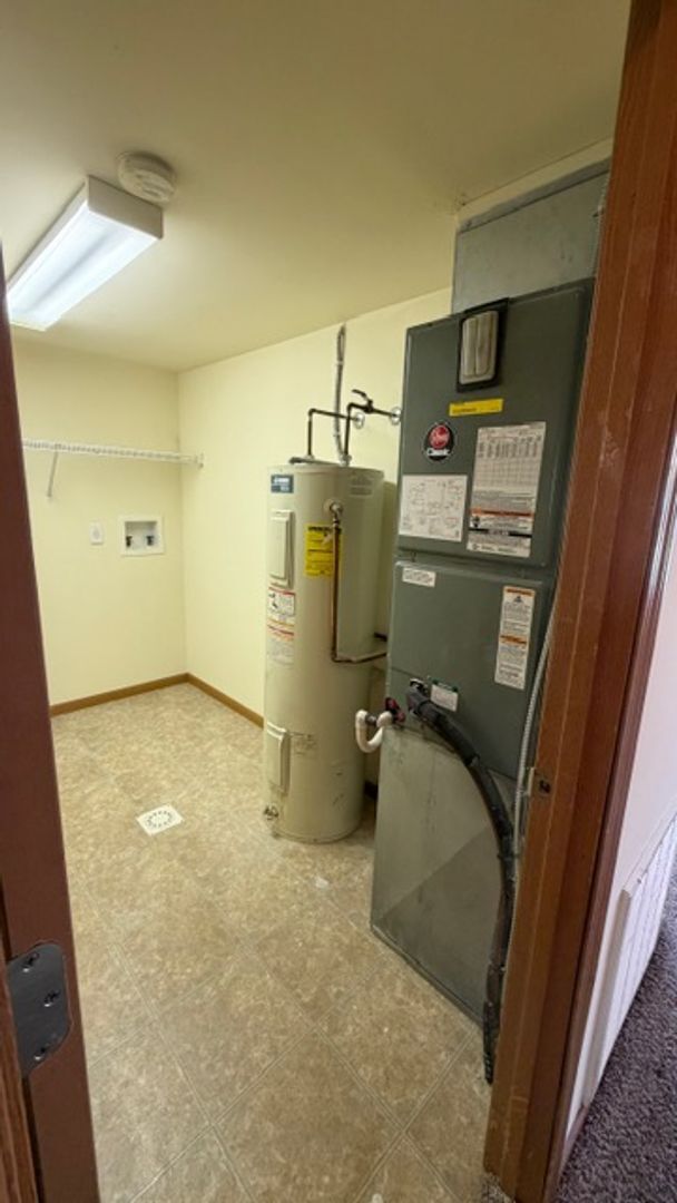 Building Photo - 21 Village W Ct